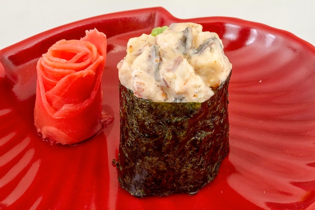 Spice sushi unagi com molho de fatias de enguia defumada isolada no fundo branco