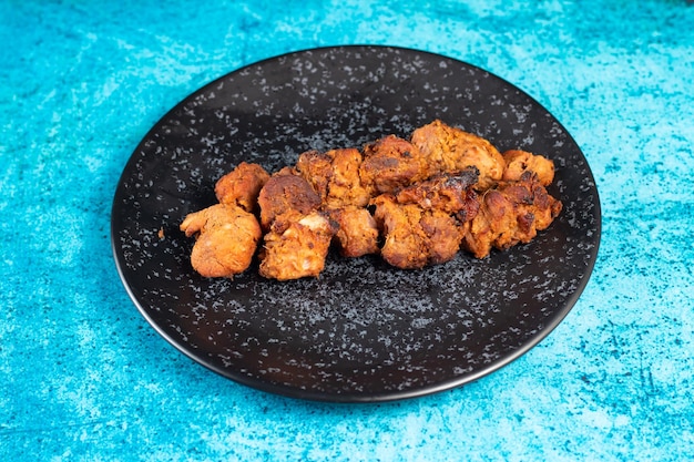 Spicy bbq chicken tikka boti kabab serviert in einem Gericht isoliert auf Hintergrund Draufsicht