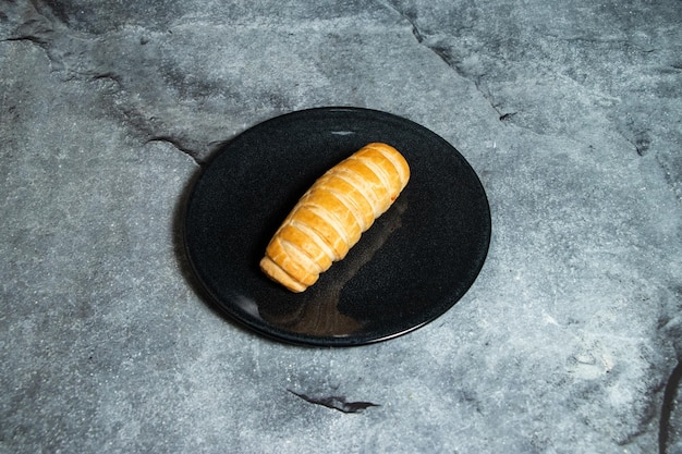 Foto spicy beef puff gebäck serviert auf einem teller isoliert auf dem hintergrund top-view von gebackenem essen indisches dessert