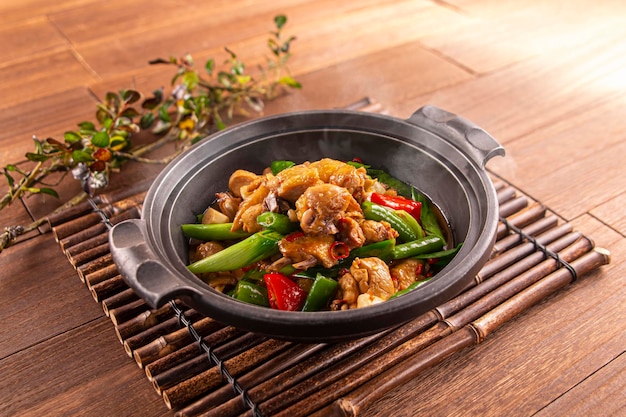 Spicy Casserole Ingwer Hähnchen serviert Teller isoliert auf Holztisch Draufsicht auf Hong Kong Essen