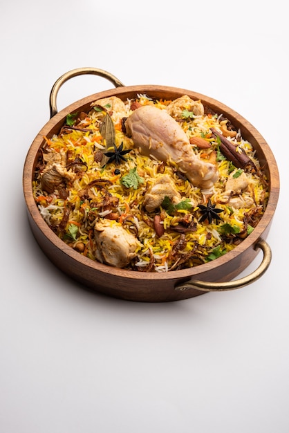 Spicy Chicken Biryani im Restaurantstil serviert mit Raita und Salan, beliebtes indisches oder pakistanisches nicht vegetarisches Essen