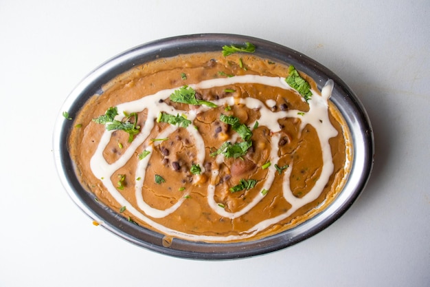 Spicy Dal Makhani ou manteiga daal servido em um prato isolado na vista superior de fundo cinza de comida bangladesh