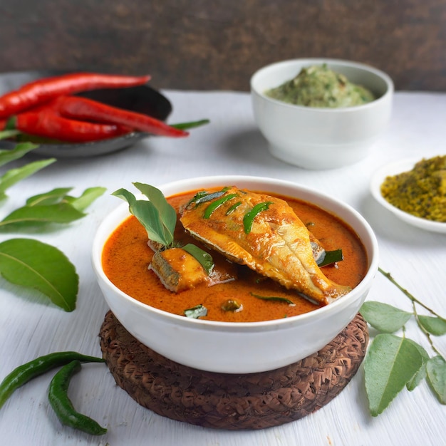 Foto spicy fish curry_seer fischcurry traditionelles indisches fischcurry weißer hintergrund