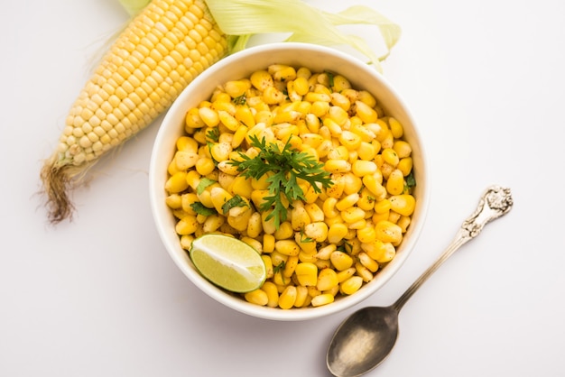 Spicy Masala Sweet Corn é um saboroso lanche indiano à beira da estrada, que é muito fácil de fazer. foco seletivo