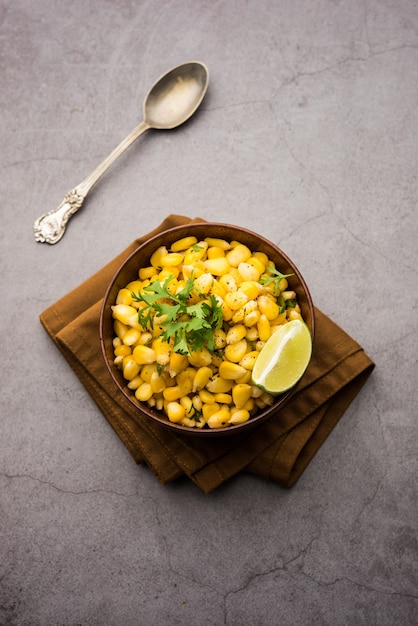 Spicy Masala Sweet Corn ist ein leckerer indischer Snack am Straßenrand, der sehr einfach zuzubereiten ist. selektiver Fokus