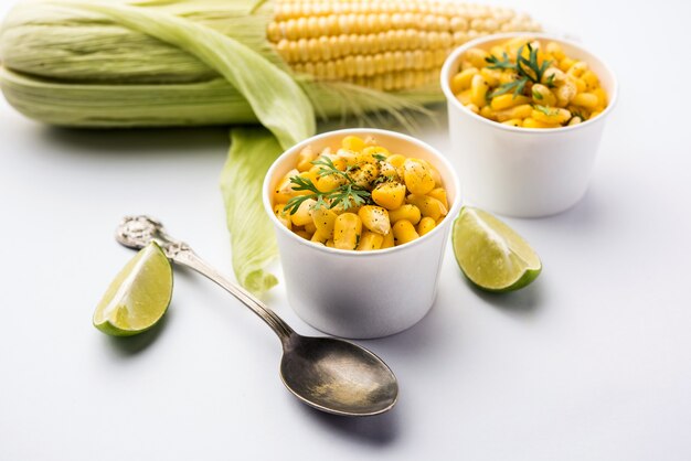 Spicy Masala Sweet Corn ist ein leckerer indischer Snack am Straßenrand, der sehr einfach zuzubereiten ist. selektiver Fokus