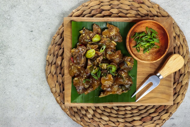 Spicy Oseng Kikil Pete ist gebratene Haut von Kühen