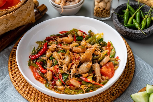 Spicy Stir Fried Squid oder Tumis Cumi Pedas ist traditionelles indonesisches Essen