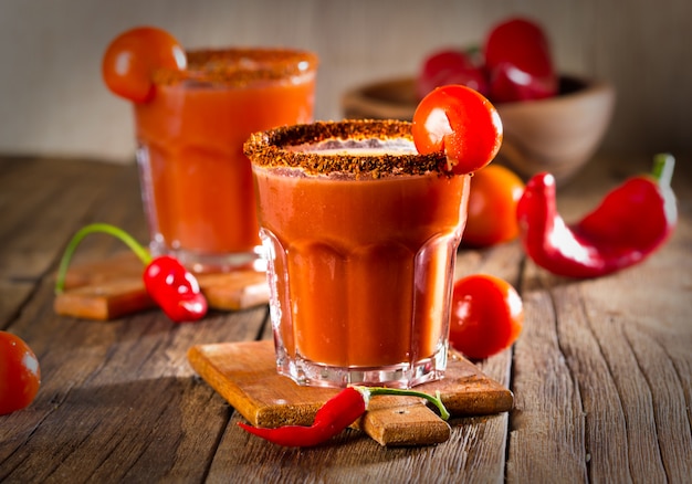 Spicy vodka cocktail sangrenta com pimenta malagueta