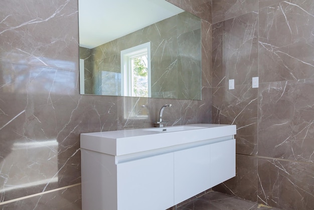 Spiegel und Waschbecken in der Toilette Wc Badewanne Waschbecke modernes und steriles Badezimmer im Haus
