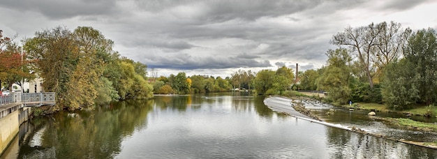 Spiegelbild der Bäume im Wasser