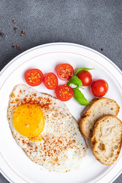 Foto spiegelei frühstück essen, tomate, gesunde mahlzeit snack auf dem tisch kopieren raum lebensmittel hintergrund