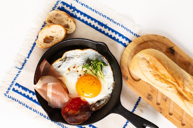 Spiegelei in der Bratpfanne Eisenpfanne mit Leinsprossen und Speck mit Kopie Raum