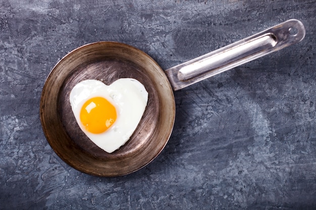 Foto spiegelei in herzform. feiertagsfrühstück. valentinstag.