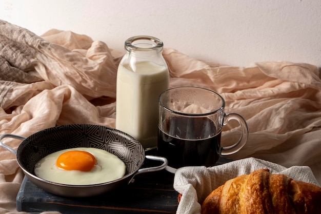 Spiegelei mit Brot und Kaffee mit Milch