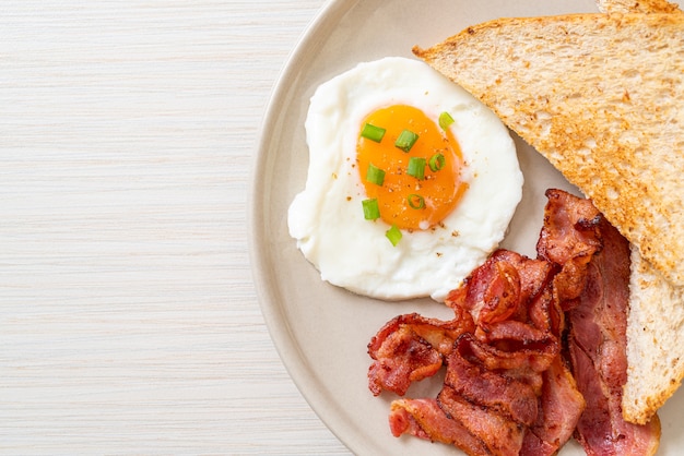 Spiegelei mit geröstetem Brot und Speck zum Frühstück