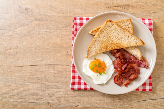 Spiegelei mit geröstetem Brot und Speck zum Frühstück