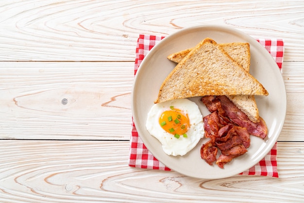 Spiegelei mit geröstetem Brot und Speck