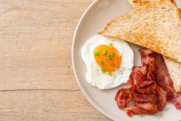 Spiegelei mit geröstetem Brot und Speck