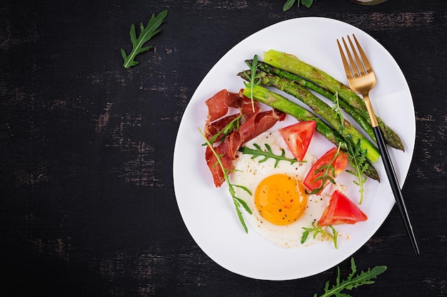 Spiegelei mit Spargeltomate und Speck Nützliches Frühstück Draufsicht über Kopf