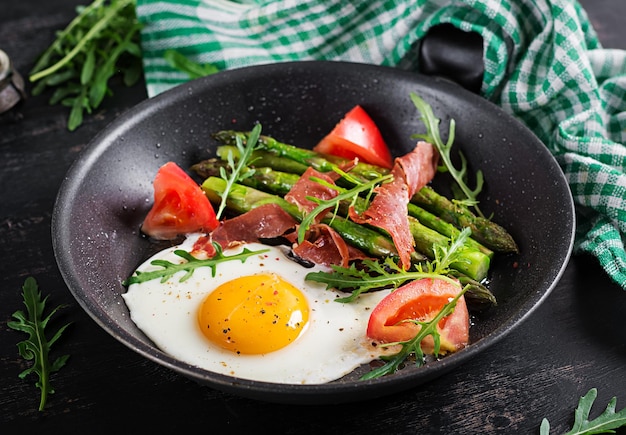 Spiegelei mit Spargeltomate und Speck Nützliches Frühstück