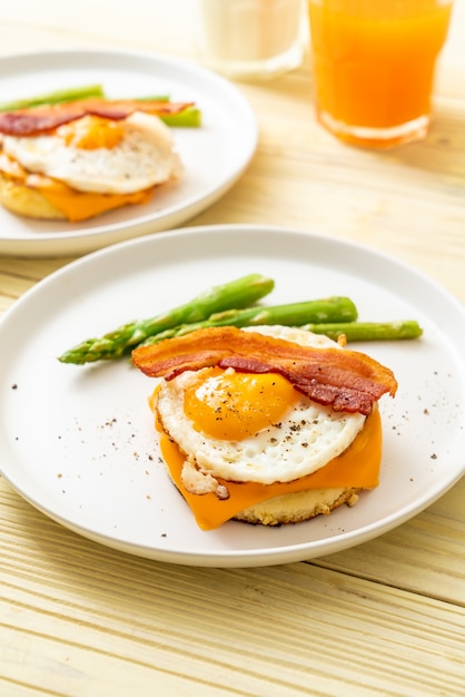 Spiegelei mit Speck und Käse auf Pfannkuchen