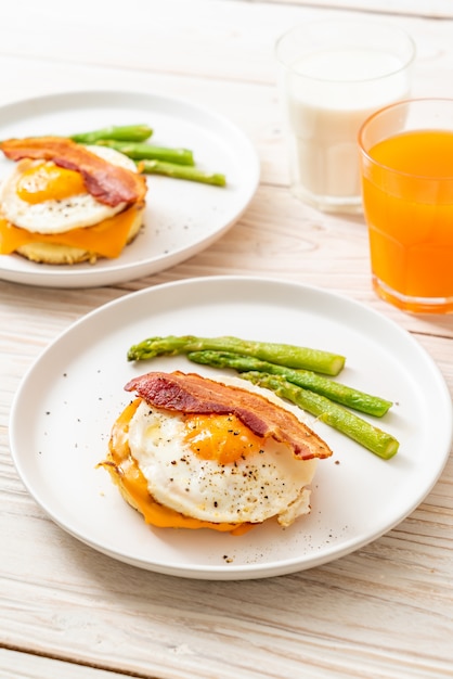 Spiegelei mit Speck und Käse auf Pfannkuchen