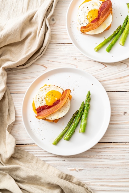 Spiegelei mit Speck und Käse auf Pfannkuchen