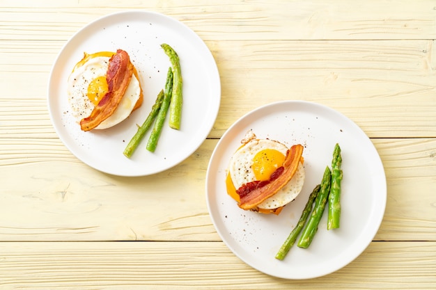 Spiegelei mit Speck und Käse auf Pfannkuchen