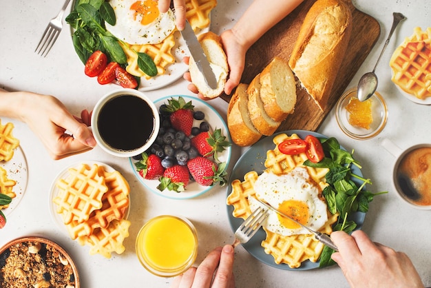 Spiegelei Spinat Waffeln und Tasse Kaffee Espresso Brot Baguette Müsli auf weißem Hintergrund