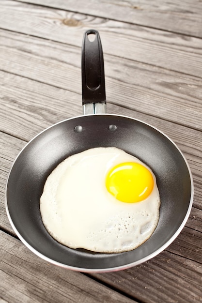 Spiegeleier auf einem Holztisch, Frühstück