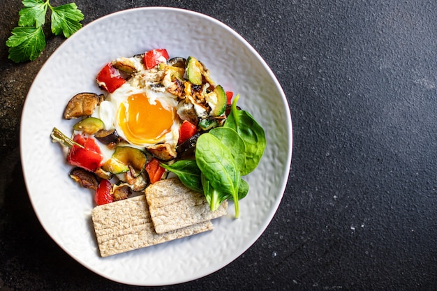 Spiegeleier Gemüse Omelett bereit, Keto oder Paläo Diät zu essen