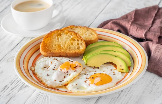 Spiegeleier mit Avocado