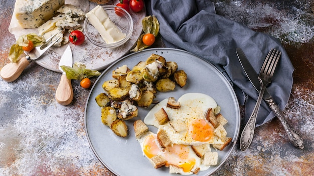 Foto spiegeleier mit croutons, sprossen, butter, käse und einem baguette mit kürbiskernen