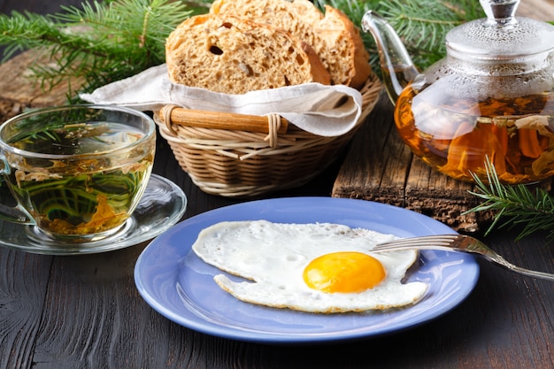 Spiegeleier mit Toast und Getränk, traditionelles Frühstück