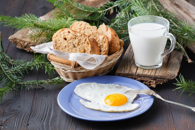 Spiegeleier mit Toast und Getränk, traditionelles Frühstück