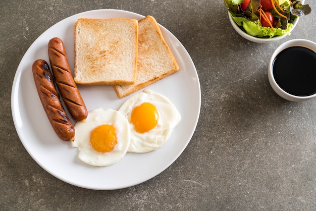 Spiegeleier mit Wurst und Brot