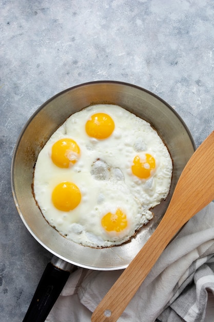 Spiegeleier zum Frühstück in der Eisenpfanne