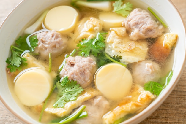 Spiegeleiersuppe oder Omelettesuppe mit Hackfleisch