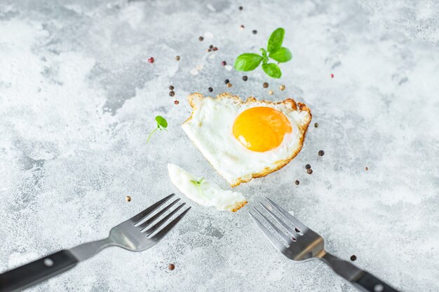 Spiegeleigelb und weiße Gabel für Lebensmittel Omelett frisches Gericht und Zutaten