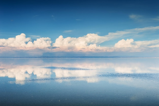 Spiegelfläche auf dem Salzsee Salar de Uyuni, Altiplano, Bolivien