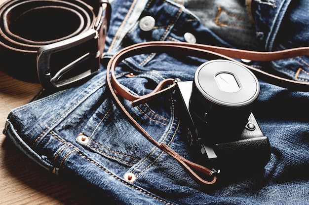 Spiegellose Digitalkamera im Vintage-Stil mit Lederriemen mit Herrenaccessoires und Gadgets