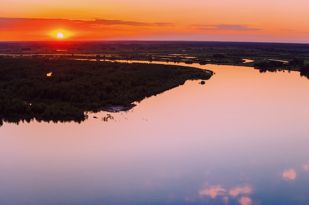 Spiegeloberfläche des Wassers bei Sonnenuntergang