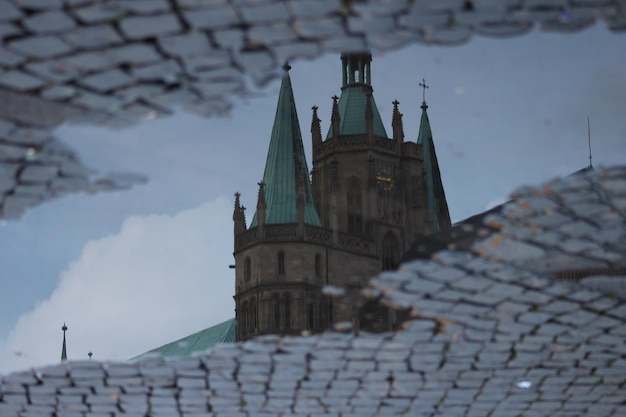Spiegelung der Kathedrale von Erfurt in einer Pfütze