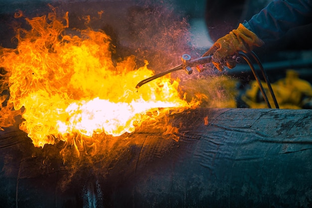 Spiegelung einer Person im Herbst im Feuer