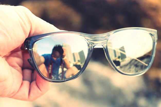 Foto spiegelung eines mannes mit sonnenbrille