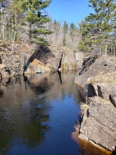 Foto spiegelung von felsen im fluss gegen den himmel