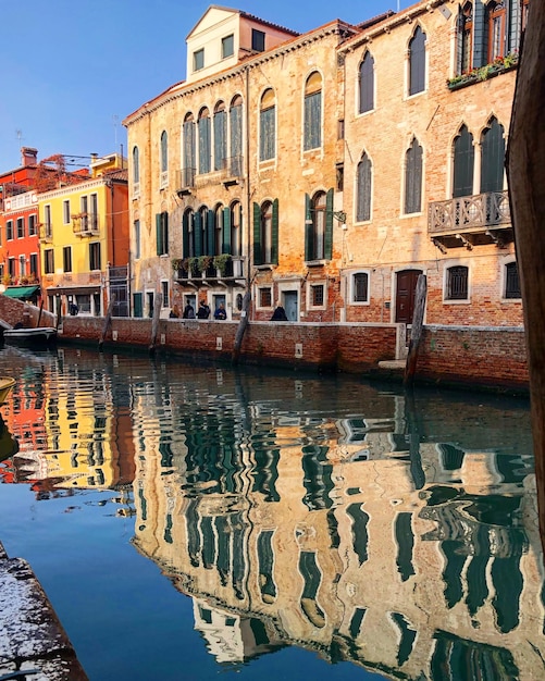 Foto spiegelung von gebäuden im kanal