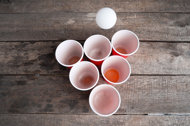 Spiel Beer Pong auf Holztisch