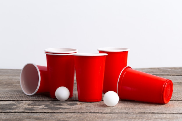 Spiel Beer Pong auf Holztisch